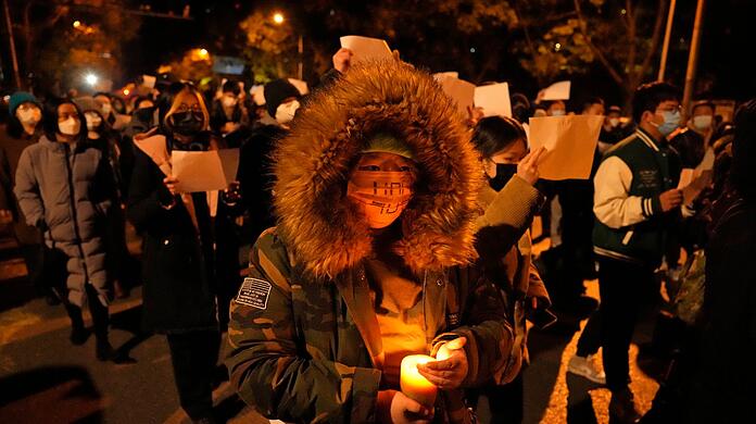 In der Hauptstadt Peking und anderen Millionenst&auml;dten gingen Demonstranten zu Hunderten auf die Stra&szlig;en.