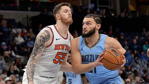 David Roddy von den Memphis Grizzlies wird von Isaiah Hartenstein (l) von den New York Knicks verteidigt.