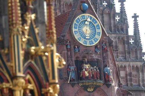Das Männleinlaufen &ndash; jeden Tag seit 500 Jahren um 12 Uhr ein echter Hingucker. Damit sich die Figuren auch bewegen ist eine komplexe Mechanik nötig. Die ist seit 500 Jahren zwar immer wieder erneuert worden, aber die Funktionsweise blieb die Gleiche.
