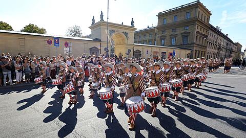 Der Trachten- und Schützenumzug ist ein traditionelles Element des Oktoberfests.