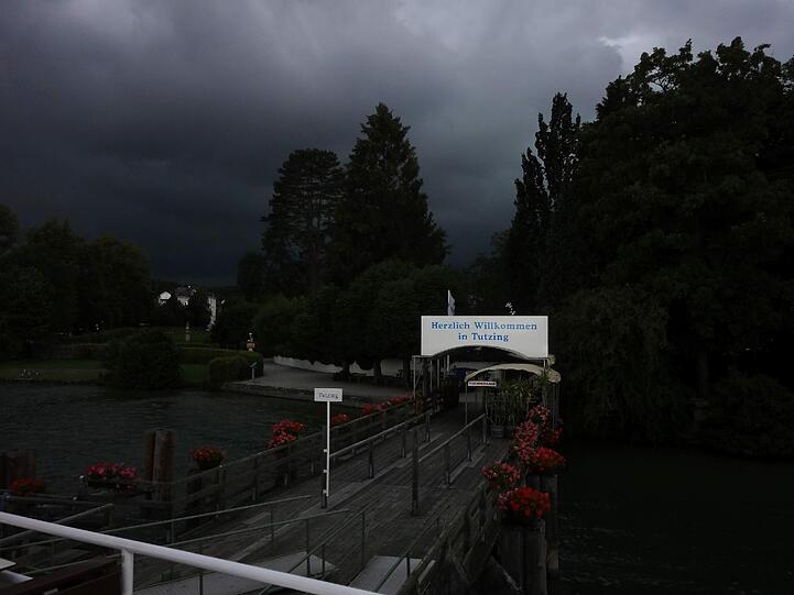 Dunkle Wolken über dem Starnberger See.