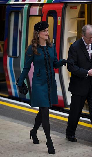 Queen Elizabeth und Kate Middleton besuchen die Londoner U-Bahn, die 150-jähriges Jubiläum feiert.