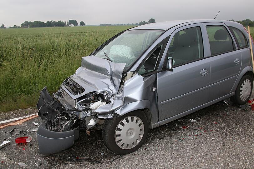 Unfall zwischen Ampfing und Haigerloh - die Bilder vom Rettungseinsatz.