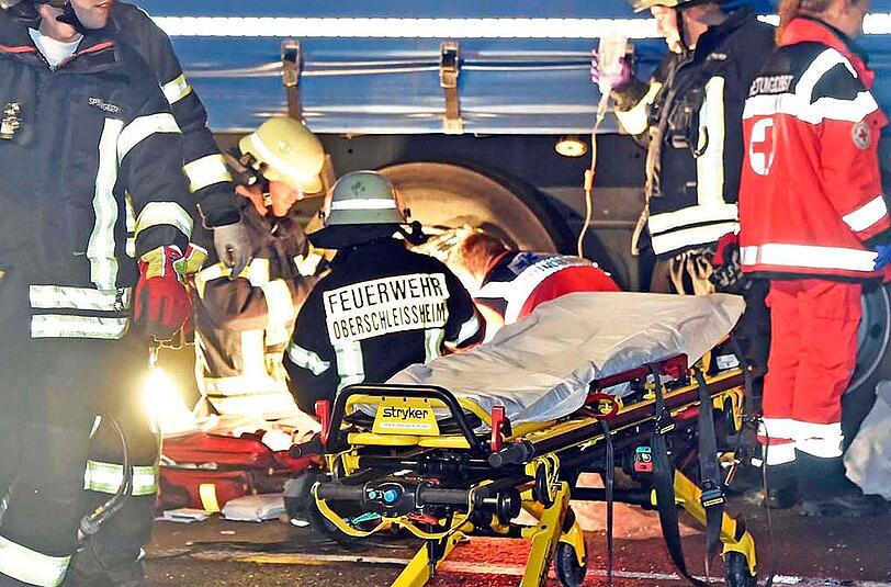 Bilder vom schweren Verkehrsunfall auf der A99 bei Neuherberg. Ein 40-Tonner raste in ein Stauende - mehrere Personen wurden schwer verletzt.