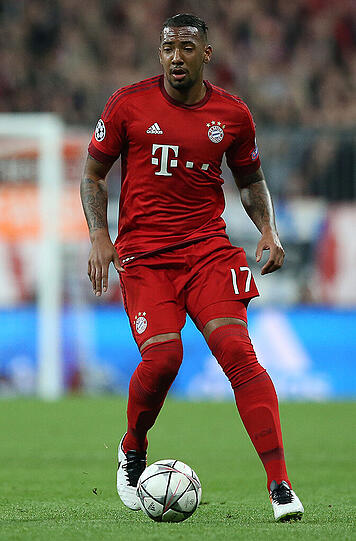 Jérôme Boateng, Note 1: Der Abwehrchef steigerte sein Niveau in dieser Saison nochmals, obwohl das kaum möglich war. Zweikampfstark, schnell &ndash; und diese Diagonalpässe! Für Guardiola &bdquo;einer der drei besten Innenverteidiger der Welt&ldquo;. Wer will da widersprechen? Boatengs Muskelverletzung Anfang der Rückrunde traf die Bayern schwer. Immerhin: Dank Peps Kreativität hielten sie den Schaden in Grenzen.