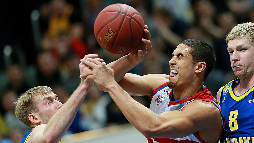 Bayern-Spieler Nick Johnson gegen Chimkis Robbie Hummel (links) und Vyacheslav Zaitsev.