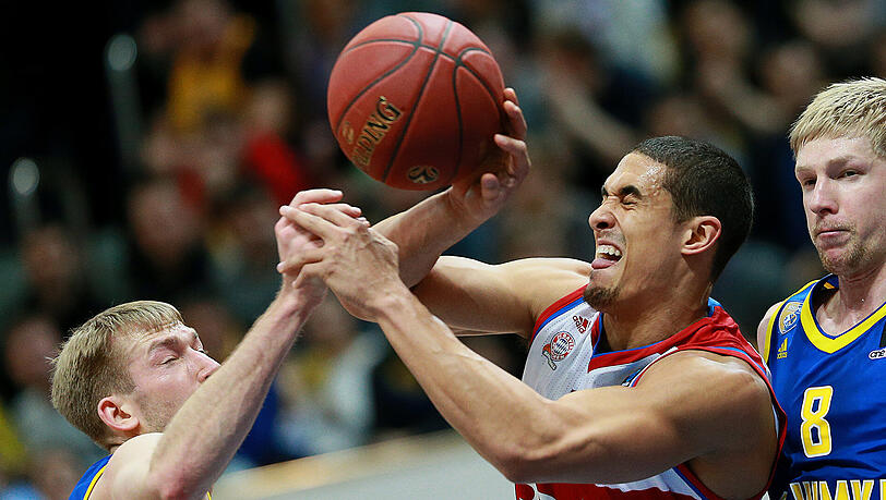 Bayern-Spieler Nick Johnson gegen Chimkis Robbie Hummel (links) und Vyacheslav Zaitsev. Bayern-Spieler Nick Johnson gegen Chimkis Robbie Hummel (links) und Vyacheslav Zaitsev.