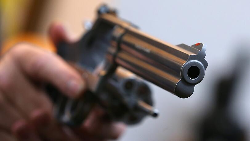 In Schwabing wurde die Polizei von zwei Männern mit einer Pistole bedroht (Symbolbild). In Schwabing wurde die Polizei von zwei Männern mit einer Pistole bedroht (Symbolbild).