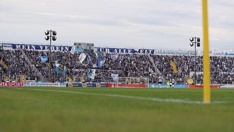 Die Westkurve des Grünwalder Stadions könnte auch ohne großen Umbau ein Dach bekommen. Die Westkurve des Grünwalder Stadions könnte auch ohne großen Umbau ein Dach bekommen.