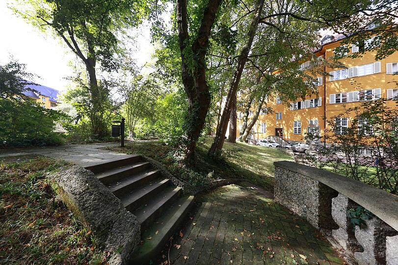 Verschiedene Ebenen sind durch Treppen miteinander verbunden.