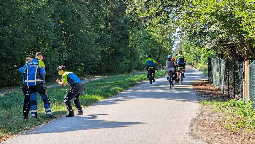 Die Fahrradstaffel der Polizei r&uuml;ckt aus im Perlacher Forst. Oft nimmt sie, auch ganz ohne Vergehen, Radler zur Seite und sensibilisiert sie f&uuml;r ein r&uuml;cksichtsvolles Miteinander.