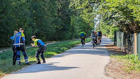 Die Fahrradstaffel der Polizei r&uuml;ckt aus im Perlacher Forst. Oft nimmt sie, auch ganz ohne Vergehen, Radler zur Seite und sensibilisiert sie f&uuml;r ein r&uuml;cksichtsvolles Miteinander.