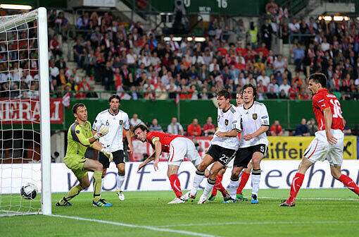 Mario Gomez trifft zum 1:0 in Wien...