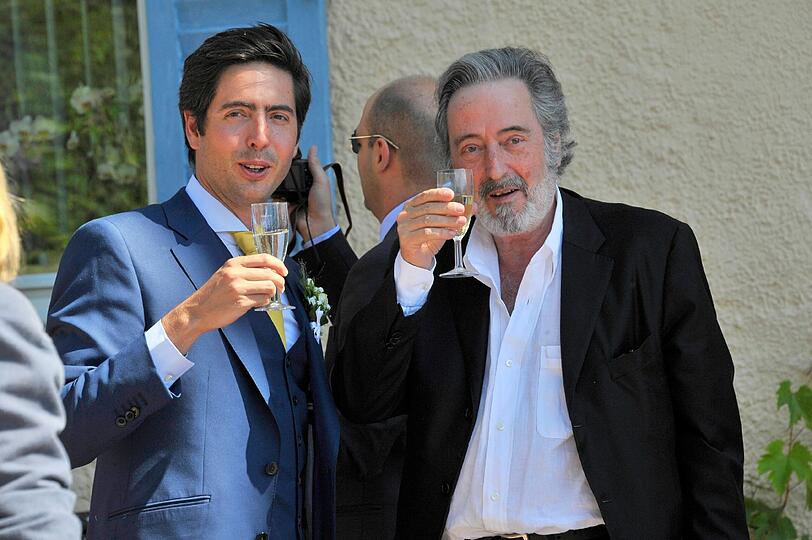 Monaco-Franze-Schöpfer Helmut Dietl stößt mit seinem Sohn auf dessen Hochzeit an