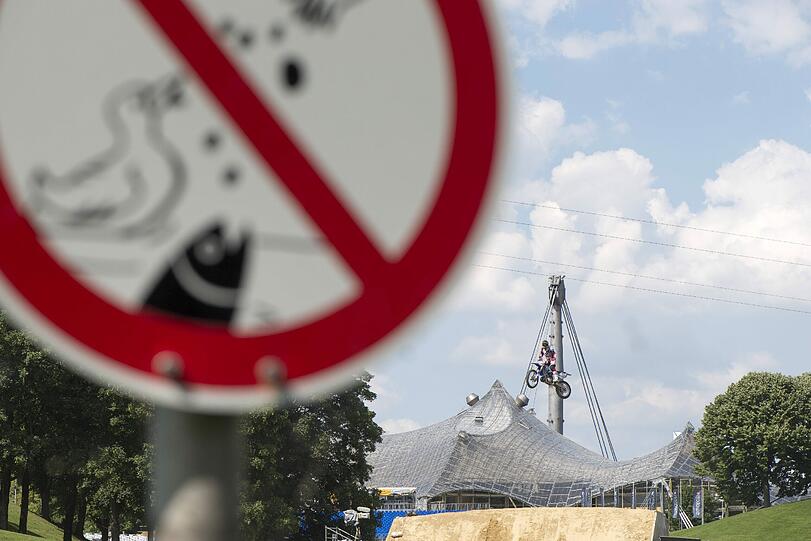 Waghalsige Jumps und das über Wasser. Die Bilder vom Training der X-Fighters auf dem Olympiasee.