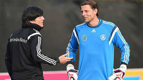 Bundestrainer Joachim Löw im Gespräch mit Roman Weidenfeller (rechts).
