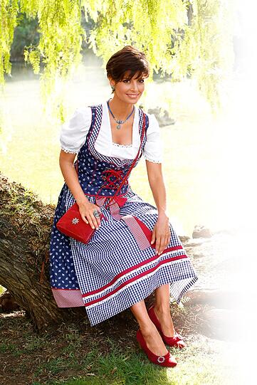Tagsüber passt auch ein weniger glitzerndes und glänzendes Dirndl, zum Beispiel eins aus kariertem Stoff, wie hier von Mona (Bustier ca. 20 Euro, Rock mit Schürze ca. 30 Euro). https://www.lodenfrey.com/index.php?lang=0&cl=celebros_search&sQWSearchProfile=SalePhase&searchparam=Wiesndirndl+2015&nrinfscr=1