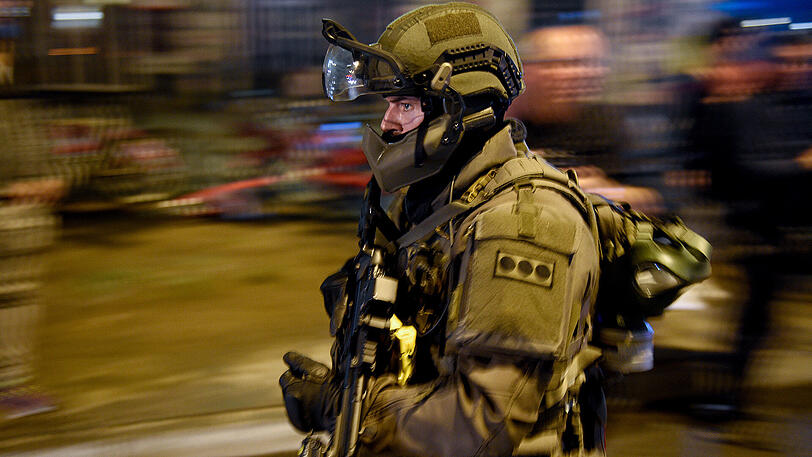Gegen Mitternacht greift die Polizei dann ein &ndash; mit Wasserwerfern und Tränengas ging man gegen die Linksextremen vor.
