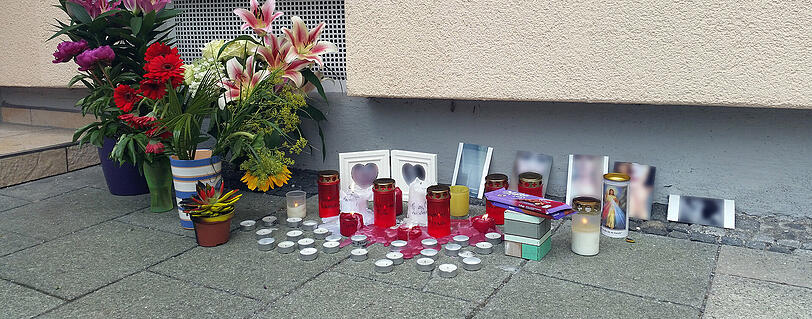 Blumen, Fotos und ihre Lieblingsschokolade erinnern an das Mordopfer.