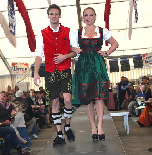 Trachtenmodenschau auf dem 27. Haderner Dorffest. Die Bilder.