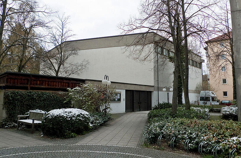 Die Schwabinger Kreuzkirche in der Hiltenspergerstraße.