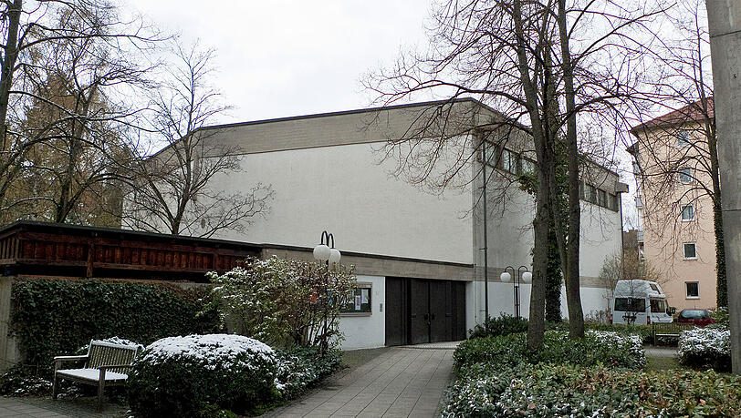 Die Schwabinger Kreuzkirche in der Hiltenspergerstraße. Die Schwabinger Kreuzkirche in der Hiltenspergerstraße.
