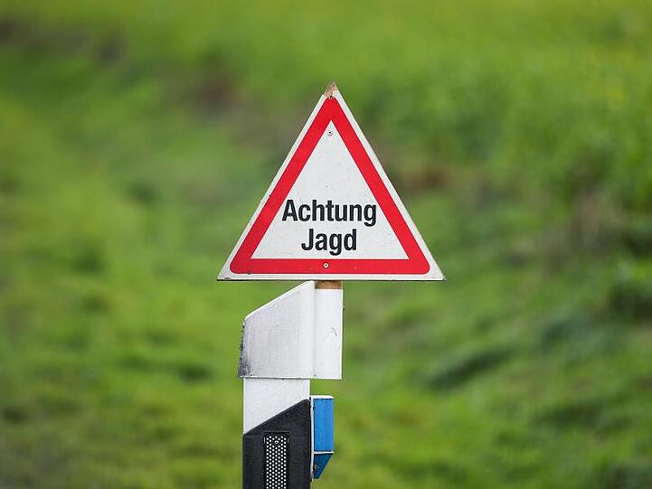 Ein Straßenschild mit der Aufschrift "Achtung Jagd". In der niedersächsischen Gemeinde Marklohe wurde ein Jäger bei der Jagd von einem Schuss getroffen und dadurch getötet.