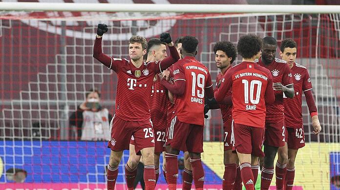 Auch dank eines stark aufspielenden Thomas Müller setzten sich die Bayern souverän gegen den VfL Wolfsburg durch.