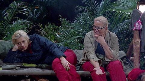Schlechte Stimmung im Dschungelcamp: Verena Kerth und Claudia Effenberg scheinen sich zu einer unheilvollen Läster-Allianz zusammengeschlossen zu haben.