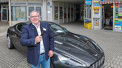 Luxusautos zu versteigern ist für Markus Rockmann (47) auch nicht alltäglich. Seinen Hammer hat er immer dabei. Der Wagen ist ein Aston Martin Radpid, für den 37 000 Euro geboten werden.