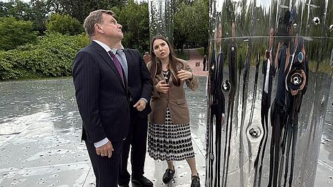 Außenminister Johann Wadephul besichtigt in der Holocaust-Gedenkstätte Babyn Jar eine Installation zum Gedenken an die Opfer.