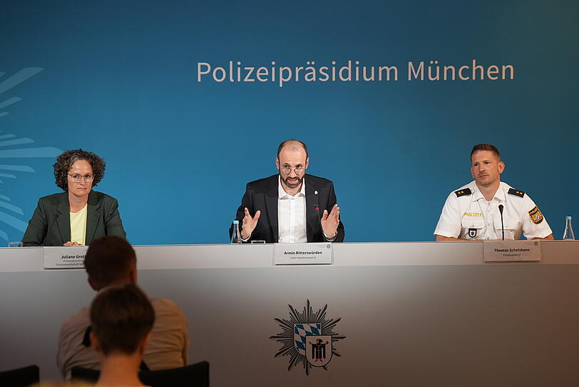 Juliane Grotz (v.li.), Sprecherin der Staatsanwaltschaft München I, Armin Ritterswürden, Leiter der Mordkommission und Thomas Schelshorn, Pressesprecher der Münchner Polizei, informieren über ein Tötungsdelikt. Ein 51-Jähriger ist tot aufgefunden worden, unter Mordverdacht verhaftet ist ein 37-jähriger, mit dem es eine Geschäftsbeziehung gab. Juliane Grotz (v.li.), Sprecherin der Staatsanwaltschaft München I, Armin Ritterswürden, Leiter der Mordkommission und Thomas Schelshorn, Pressesprecher der Münchner Polizei, informieren über ein Tötungsdelikt. Ein 51-Jähriger ist tot aufgefunden worden, unter Mordverdacht verhaftet ist ein 37-jähriger, mit dem es eine Geschäftsbeziehung gab.