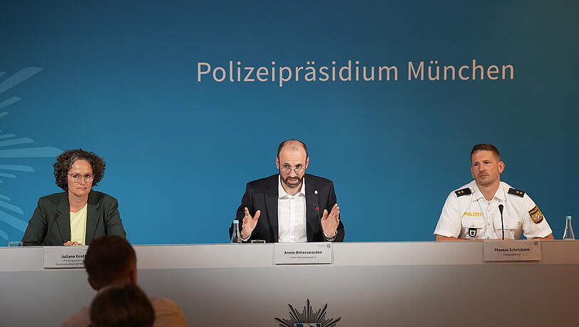 Juliane Grotz (v.li.), Sprecherin der Staatsanwaltschaft M&uuml;nchen I, Armin Rittersw&uuml;rden, Leiter der Mordkommission und Thomas Schelshorn, Pressesprecher der M&uuml;nchner Polizei, informieren &uuml;ber ein T&ouml;tungsdelikt. Ein 51-J&auml;hriger ist tot aufgefunden worden, unter Mordverdacht verhaftet ist ein 37-j&auml;hriger, mit dem es eine Gesch&auml;ftsbeziehung gab.
