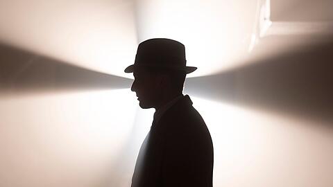Basierend auf den Romanbestsellern von Volker Kutscher erz&auml;hlt "Babylon Berlin" die Geschichte des Kommissars Gereon Rath (Volker Bruch). Nun geht die Serie nach f&uuml;nf Staffeln in der ARD Mediathek zu Ende.