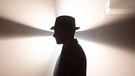 Basierend auf den Romanbestsellern von Volker Kutscher erz&auml;hlt "Babylon Berlin" die Geschichte des Kommissars Gereon Rath (Volker Bruch). Nun geht die Serie nach f&uuml;nf Staffeln in der ARD Mediathek zu Ende.