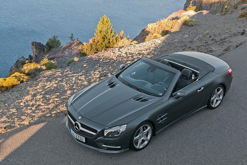 Der SL hat alles, was einen Roadster ausmacht: Lange Schnauze, knackiges Heck. Das Windschott lässt sich auf Knopfdruck einfahren.