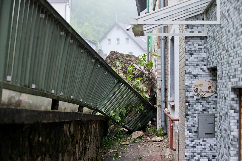 300 Tonnen Steine und Geröll sind in Neuhaus an der Pegnitz vom Burgfelsen ins Tal gestürzt und haben ein Haus beschädigt. Verletzt wurde zum Glück niemand.