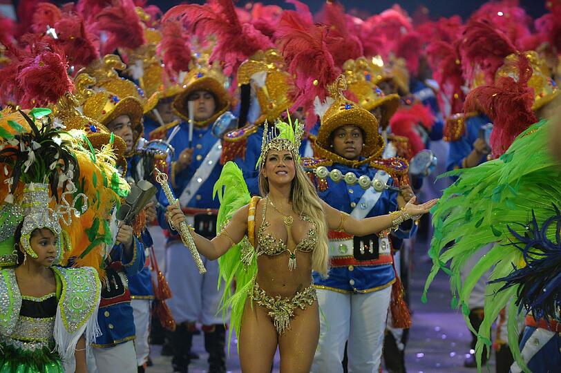 Ziemlich bunt, ziemlich heiß und ziemlich nackt: Beim Sambodromo tobt der brasilianische Karneval bei Temperaturen von über 30 Grad. Die Bilder.