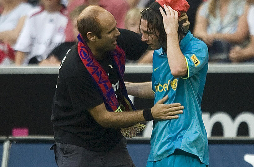 Der Superstar des FC Barcelona ist von dem Geschenk allerdings wenig angetan...