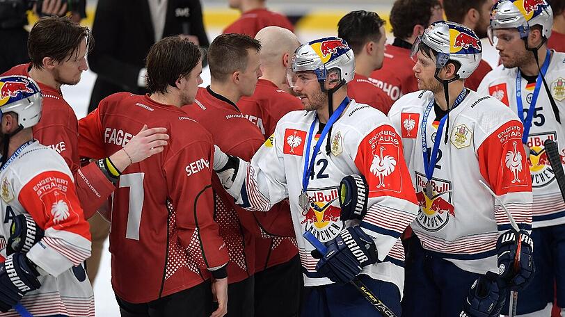 Faire Final-Verlierer: Der EHC um Yasin Ehliz, Mads Christensen und Derek Joslin (v.l.) gratuliert dem neuen Champion.