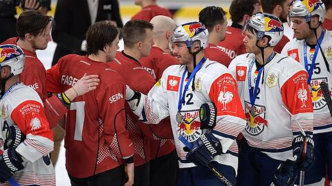 Faire Final-Verlierer: Der EHC um Yasin Ehliz, Mads Christensen und Derek Joslin (v.l.) gratuliert dem neuen Champion.