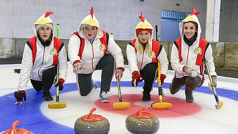 "Stadtkomödie: Curling für Eisenstadt": Marlene Morreis (Melanie), Veronika Polly (Emma Buntinger), Katharina Strasser (Vicky) und Maddalena Hirschal (Geri)