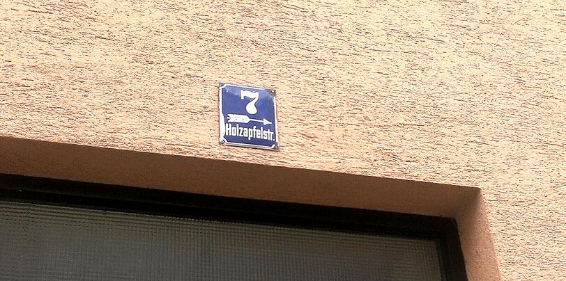 Filigran: Das Nummernschild der Holzapfelstraße 7.