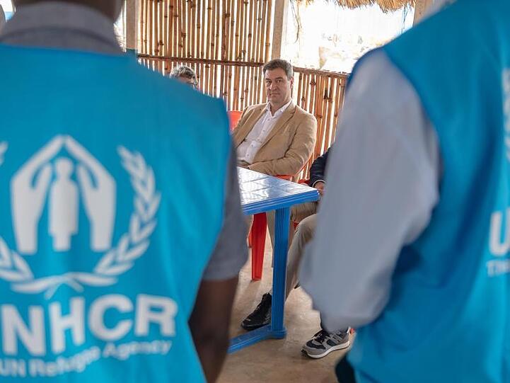 Markus Söder lässt sich während seiner Dienstreise nach Äthiopien die Situation vor Ort erklären. Foto: Peter Kneffel/Archivbild