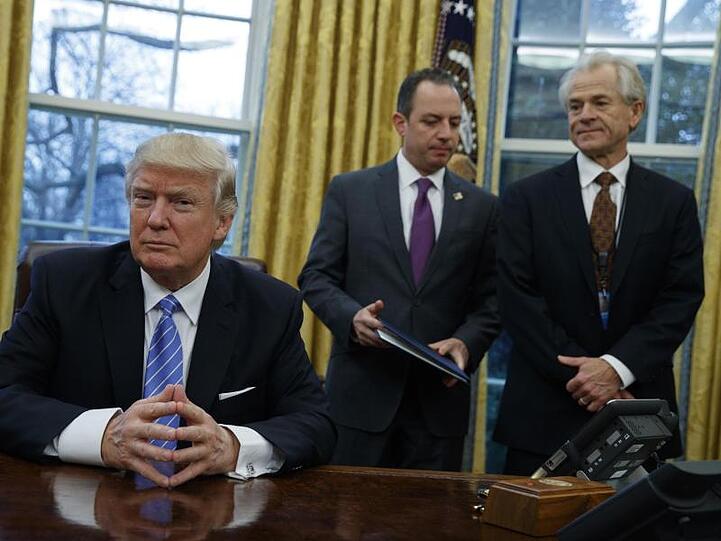 US-Präsident Donald Trump und Wirtschaftsberater Peter Navarro (r) im Weißen Haus in Washington.