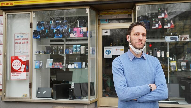 Sebastian Wöckl vor seinem Handyladen.