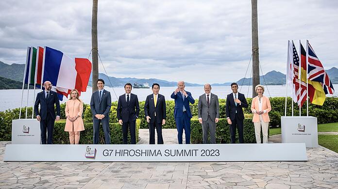 Die Staats- und Regierungschef der G7 stehen für ein Gruppenfoto zusammen.