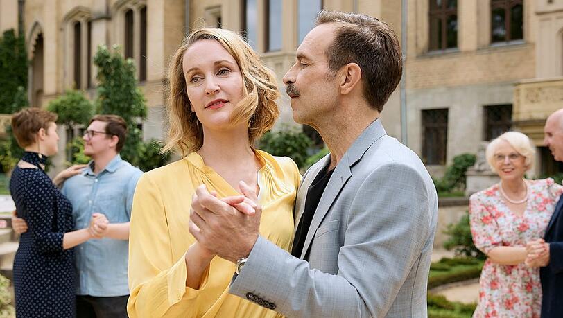"Die Heiland - Wir sind Anwalt: Die letzte Chance": Romy Heiland (Christina Athenstädt) und Rudi Illić (Aleksandar Jovanovic) verbindet auch nach ihrer Trennung die Freude am Tanzen.