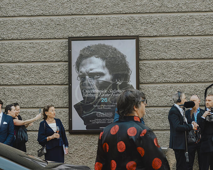 Ein Plakat für die Osterfestspiele am Großen Festspielhaus.