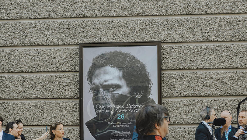 Ein Plakat für die Osterfestspiele am Großen Festspielhaus. Ein Plakat für die Osterfestspiele am Großen Festspielhaus.